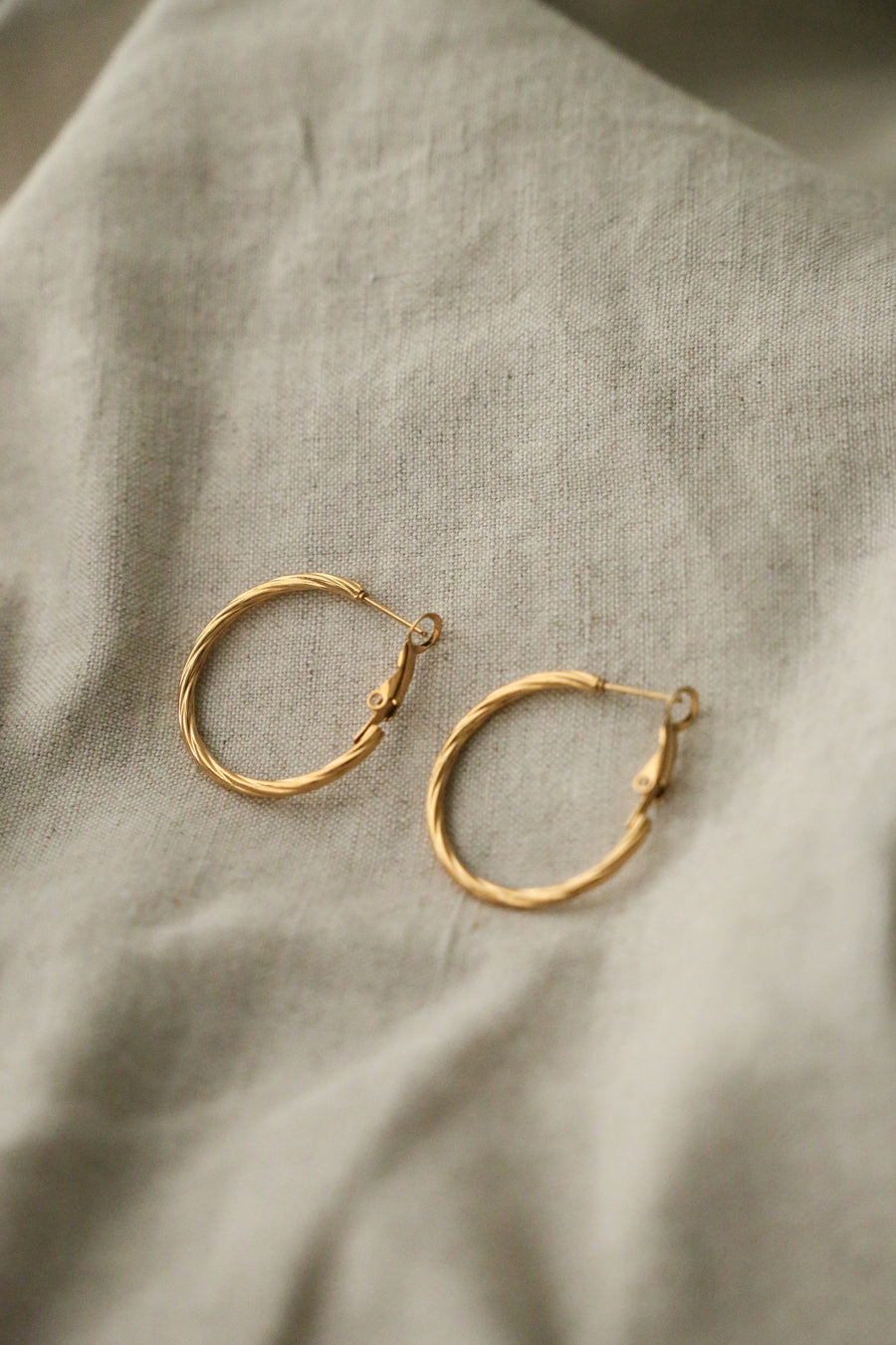 Demure Hoops